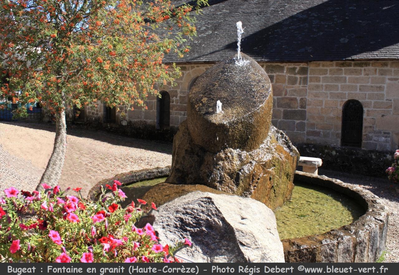 Fontaine dans un bloc de granit à Bugeat (Corrèze)