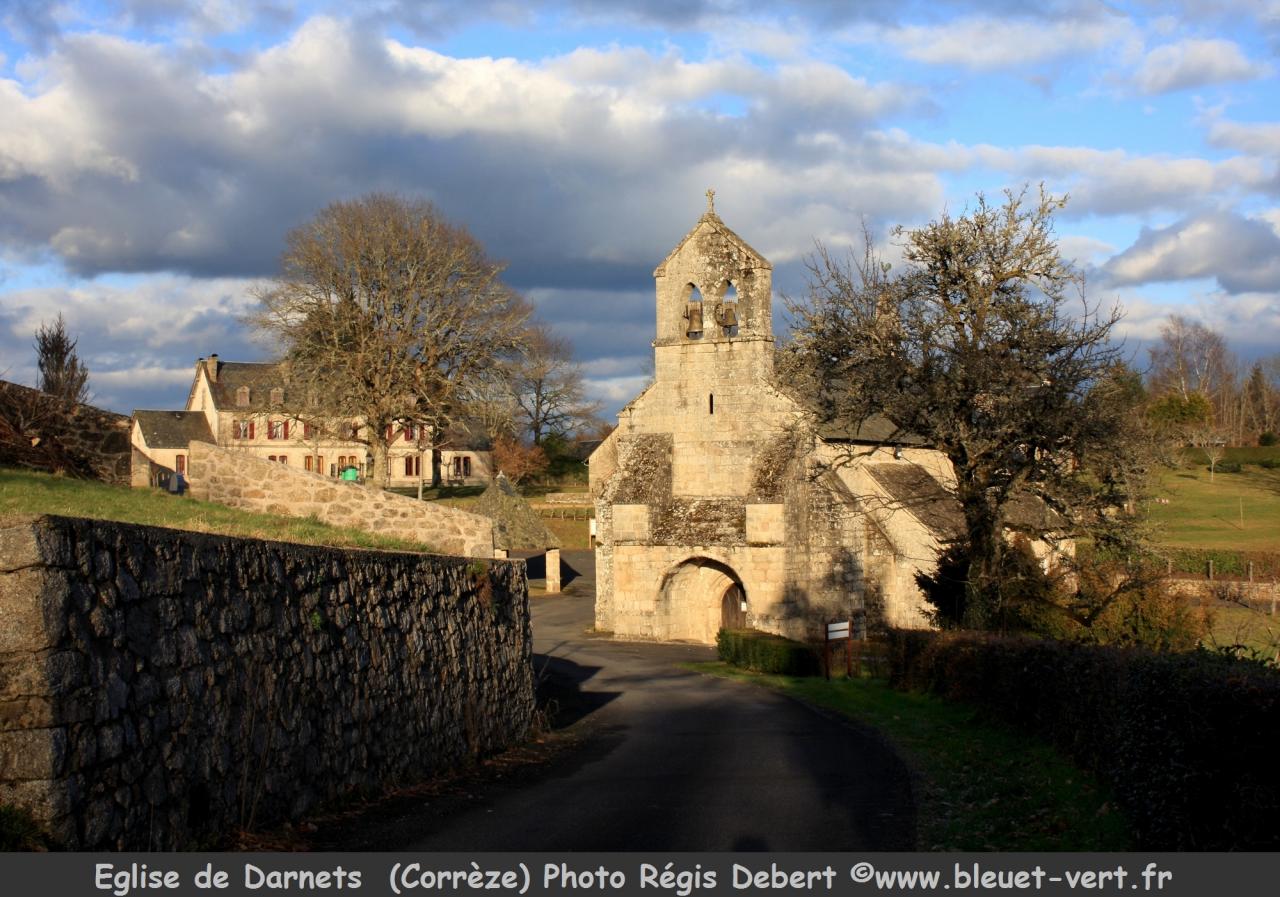 Eglise de Darnets et mairie en arrière plan