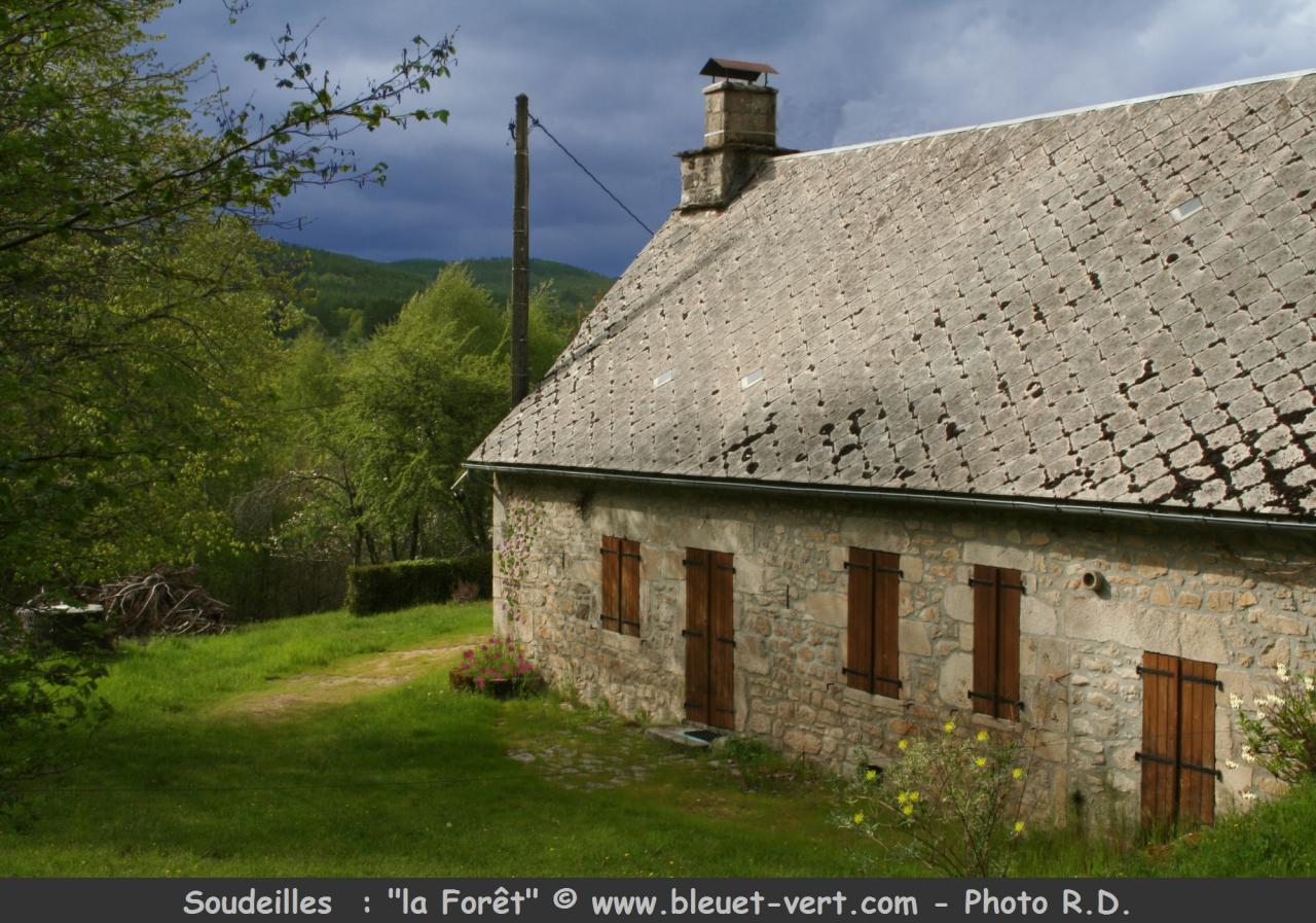 Soudeilles, hameau la Forêt, ferme typique.
