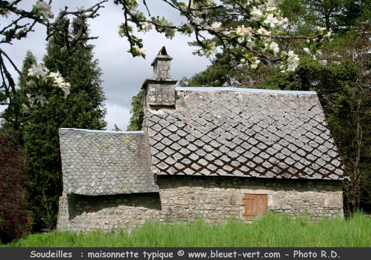 Soudeilles, maisonnette typique.