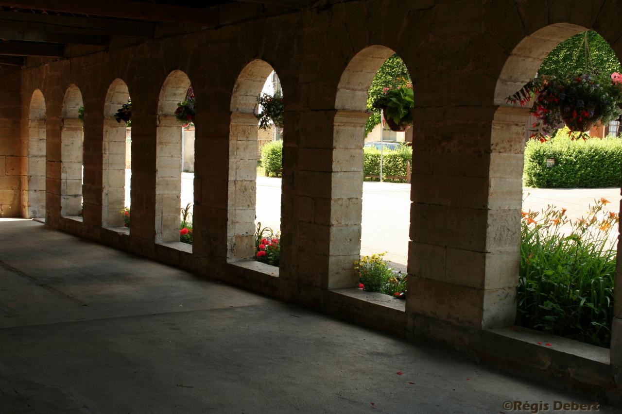 Rigny : les arcades du lavoir