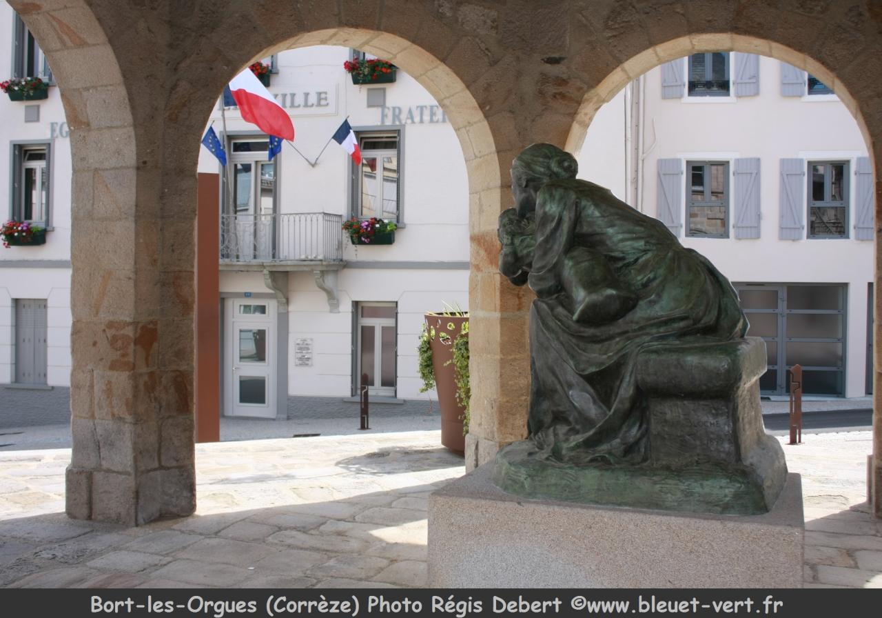 Bort-les-Orgues : Sculpture L'Enfant