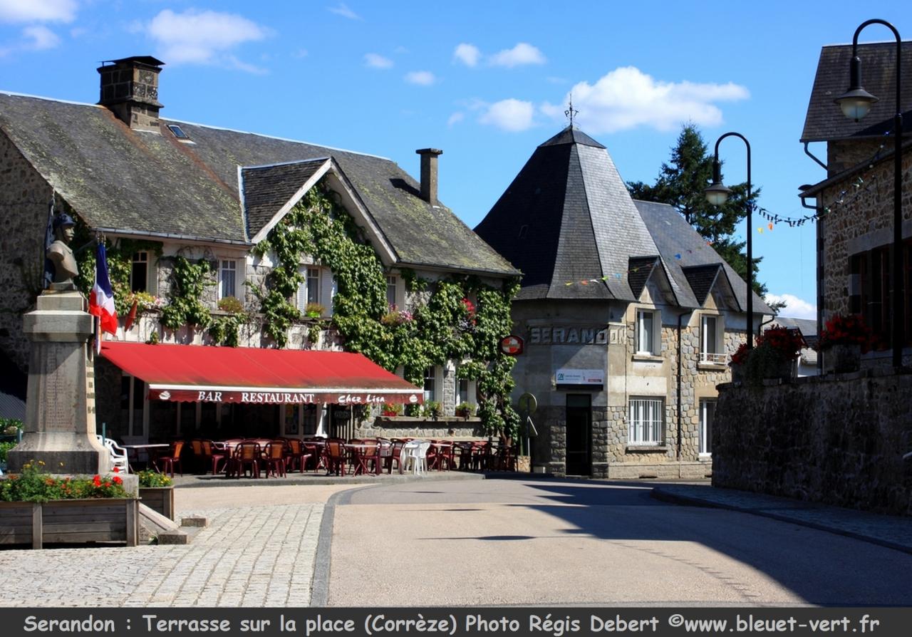 Terrasse et ancienne poste à Sérandon