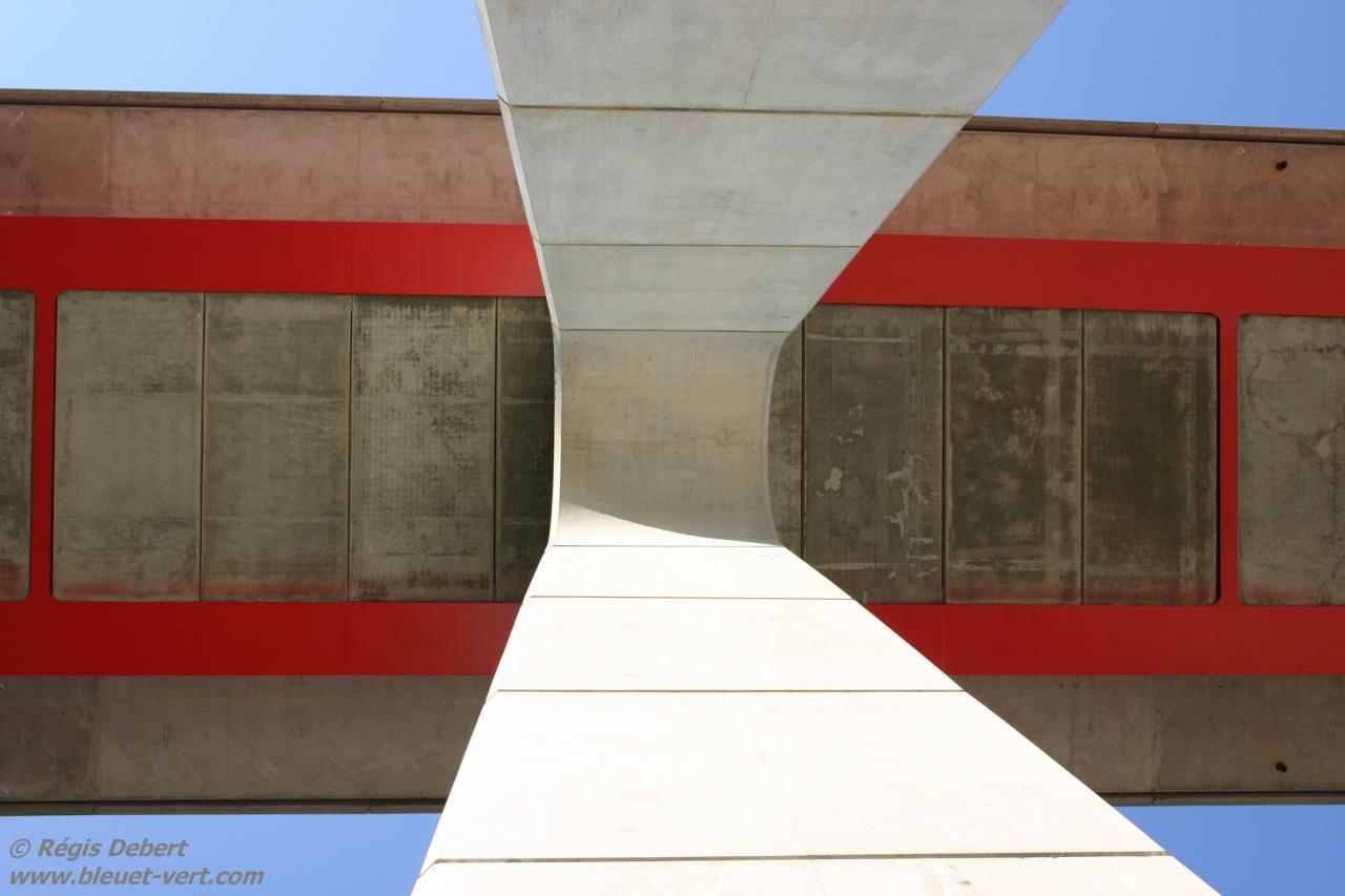 Sous un pilier de la LGV 