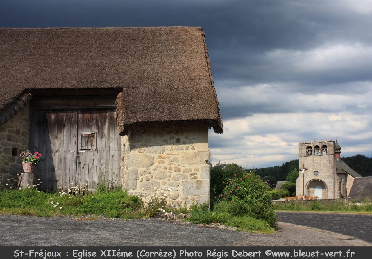 Ferme typique avec toit en chaume et église XIIème s. à St-Fréjoux